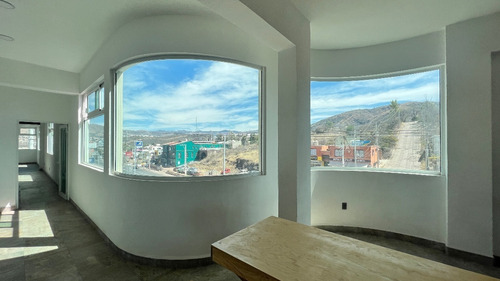 Local En Renta A Pie De Boulevard Euquerio Guerrero 85 M2 Segundo Nivel