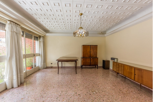 Ph En Piso Con Entrada Independiente De 3 Ambientes, Con Patio, Balcón, Cochera Y Terraza En Venta En Boedo, Caba.
