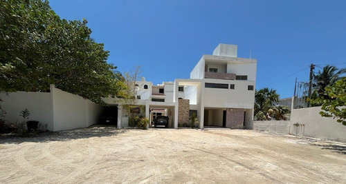 Casa Frente Al Mar En Venta En Merida F-215, 4 Rec. En Chicxulub $12,000,000