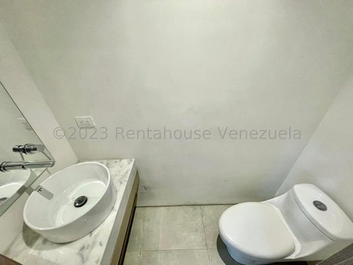 Se Alquila Hermoso Edificio Comercial Ubicado A Pie De Calle En Chacao