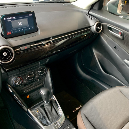 Imagen 12 de 13 de Mazda 2 Touring Sedan At Machine Gray