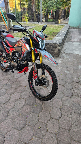 Motocicleta Cross Max 300cc. Roja 2024, 7,000 Km.