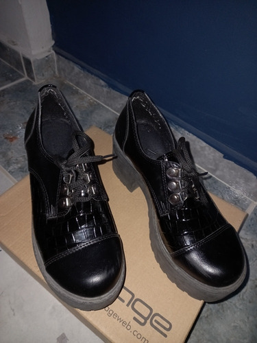 Zapato Charol Color Negro Con Cordones Nro 38