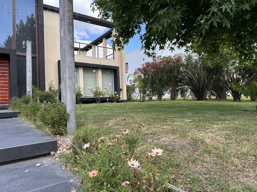 Casa En Alquiler Con Jardín Y Pileta Y En Haras Santa María, Loma Verde