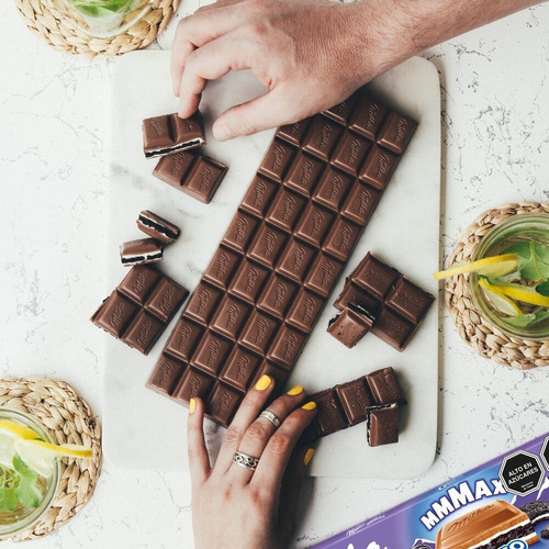 Imagen 3 de 6 de Chocolate Milka® Relleno Con Trocitos De Galleta Oreo 300g