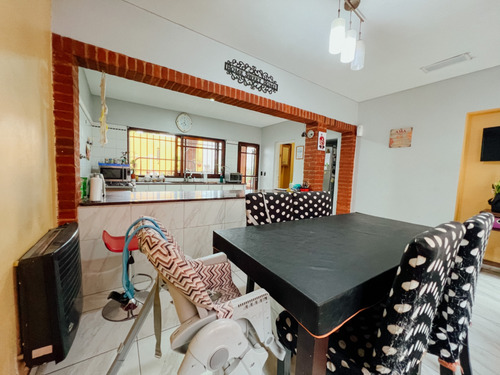 Imagen 10 de 16 de Espectacular Casa En Venta En Banfield Oeste Con 6 Amb, Parque Y Piscina