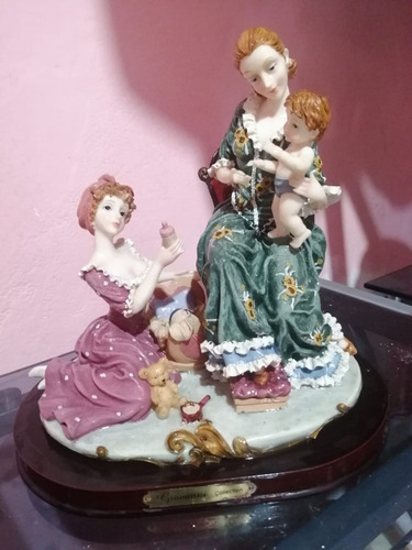 Figura De Porcelana Mujeres Con Niño