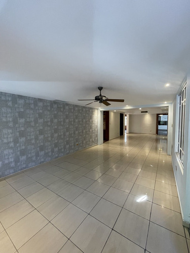 Hermosa Casa Perfecta Para Vivienda O Local Comercial En Área Privilegiada