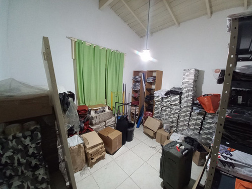 Casa + Local En Ubicación Estratégica Frente A Polideportivo