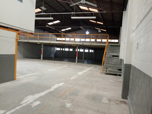 Bodega En Renta De 1200m2 En Total, Mezanine, Patio, Entrada Trailer