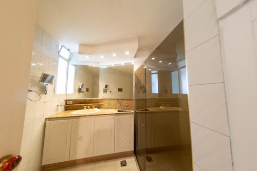 Imagen 8 de 14 de Venta Apartamento Pocitos 4 Dormitorios Y Servicio ,excelente Ubicación Y Vista