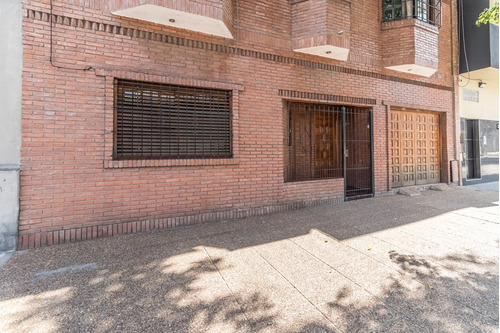 Casa. 13 Ambientes. 11 Dormitorios. Cochera. Patio. Terraza. Quincho. Parrilla