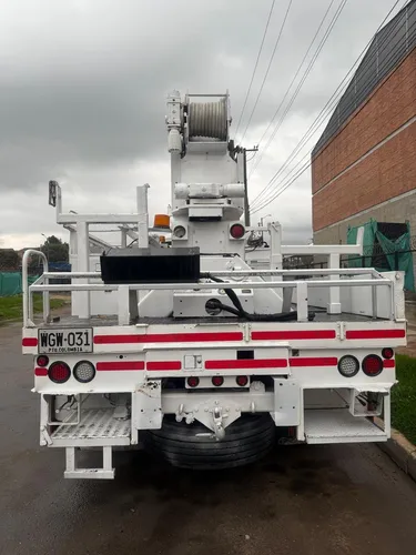 Camión International 2004 Grúa Altec 24000 Lbs Aislada 46 Kv