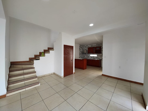 Casa En Venta De 2 Niveles En Col. Empleado Postal Con Alberca Apta A Créditos