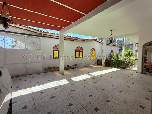 Casa En Venta En La Candelaria Maracay. 24-16608 Cm