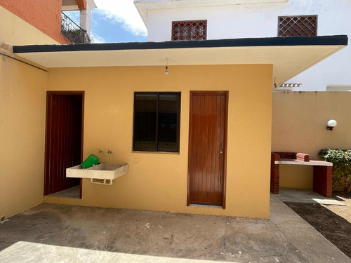 Casa De Dos Niveles En Venta En El Fracc. Virginia En Boca Del Río, Veracruzubicada En Uno De Los Fraccionamientos De Mayor Plusvalía En El Puerto De Veracruz, A 50m De La Ave. Juan Pablo Ii