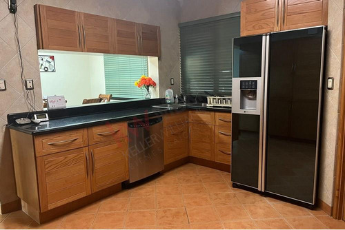 Espectacular Casa En Venta En San Isidro, Con Un Enorme Jardin Y Alberca.
