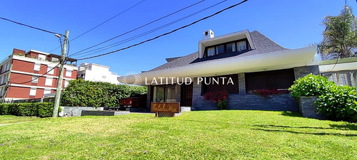 Casa En Playa Mansa, 4 Dormitorios Más Dependencia