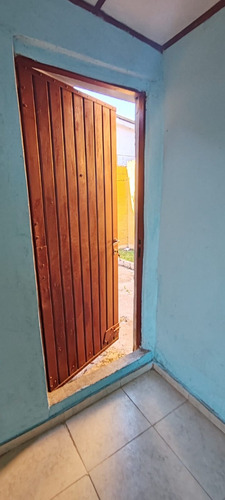 Alquiler Casa Al Fondo Totalmente Independiente 3 Dormitorios, Parrillero, 2 Patios Y Cochera.contacto De Lunes A Viernes De 10 A 18 Horas