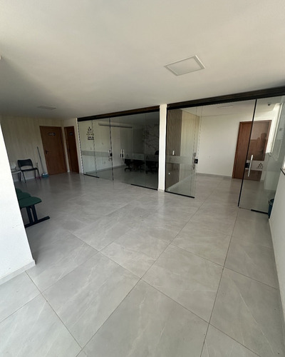 Prédio Comercial De 3 Andares Com 10 Salas E Galpão Moderno