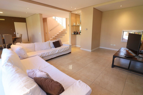 Casa 5 Ambientes Muy Luminosa Con Pileta