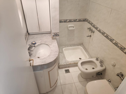 Imagen 6 de 17 de 4 Amb Con Depcia De Servicio Al Frente Con Balcon