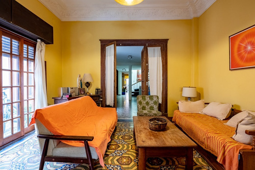 Hermosa Casa En Pocitos, 4 Dormitorios 3 Baños, Uno En Suite, Jardín. Garaje. Amplias Habitaciones. Calle Muy Tranquila. Oportunidad.