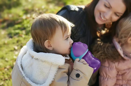 Vaso para bebés con aza antiderrame Philips Avent Straw Cup SCF796 con sorbete color violeta de 200mL