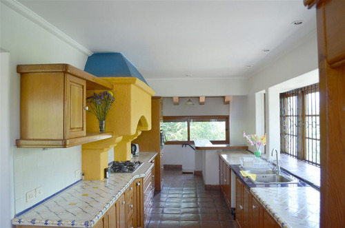 Casa En Venta Lo Barnechea De 5 Dorm. En Lo Barnechea