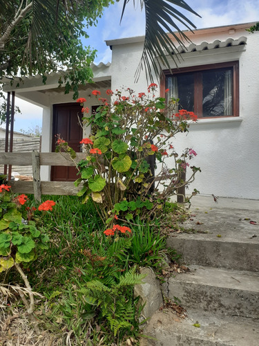 Casa 3 Dormitorios, A 200 Mts De La Costa, Amplia Vista Al Mar.