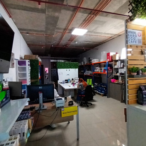 Local En Arriendo Con Terraza De Uso Y Goce