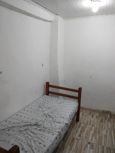 Casa Com 2 Quartos 1 Banheiro 1 Quintal Grande