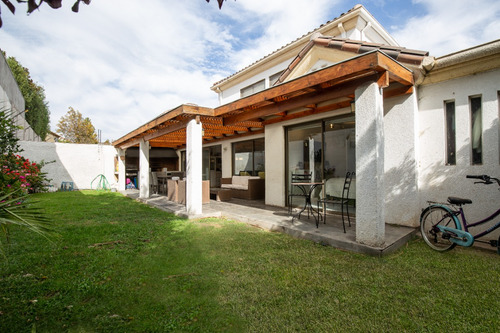 Casa De 4 Dormitorios En San Carlos De Apoquindo.