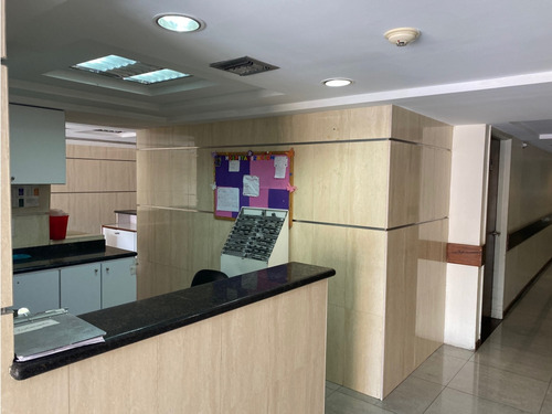 Se Vende Clinica 12.000 M2 Baruta 8764