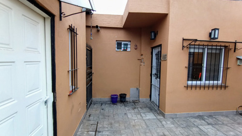 Casa De 3 Ambientes Reciclada A Nuevo En Ituzaingo - Excelente Ubicacion A 200 Metros De Acceso Oeste