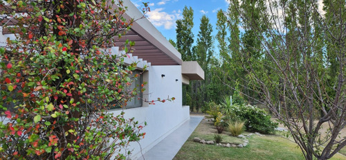 Venta Casa Amplia Y Funcional / Barrio Cerrado / 3 Dorm