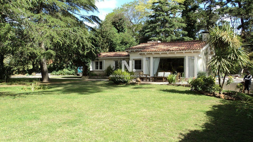 Amplia Casa En Zona Ideal Para Vivir Todo El Año- Ref: 2082