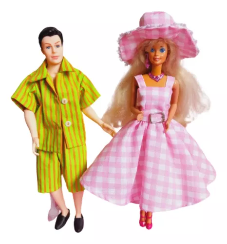 Roupas Vestido da Boneca Barbie Novo Filme 2023 Margot Robbie Kit  5(1vestido Xadrez Rosa rodado, 1vestido curto com short e chapéu, 1Maiô  listado, 1conjunto listado Ken, 1conjunto vermelho/azul Ken em Promoção na