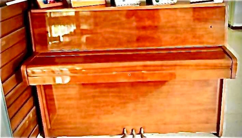 Piano Vertical Yamaha En Madera Brillante Marrón C/banqueta