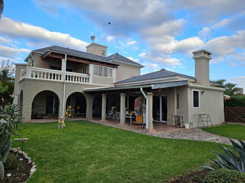 Casa En Chacras De La Villa  Dispone De Gran Terreno