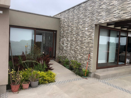 Hermosa Casa Ubicada En Exclusivo Sector De Puchuncavi