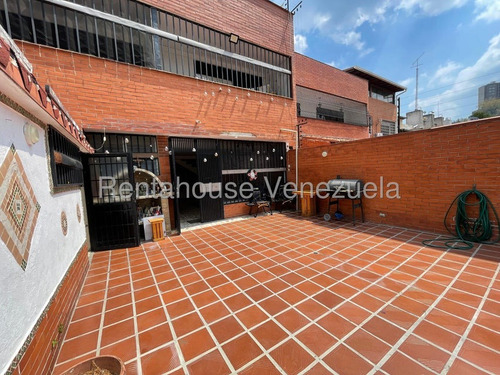Cómoda Y Acogedora Casa De Múltiples Niveles En Venta Ubicada En La Trinidad 25-17807