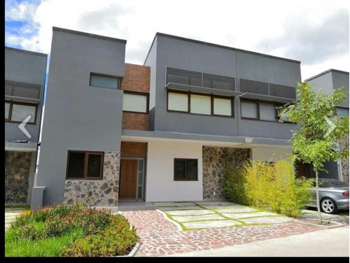 Se Vende Residencia En Altozano, Estudio O 4ta Recamara En P