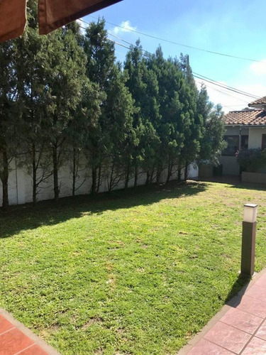 Imagen 22 de 30 de Hermosa Casa De 3 Ambientes Con Jardín Y Piscina En Venta - Turdera