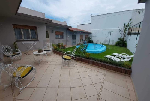 Uruguay 2729 Entre Juan B. Justo Y Gral Acha - Casa En Venta - Quilmes