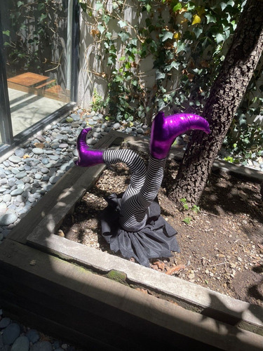 Imagen 3 de 10 de Halloween Piernas De Bruja Con Vestido Adorno Para Jardin