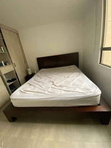 Vendo Cama Queen En Madera Maciza Con Colchón Y 2 Nocheros. (Usado)