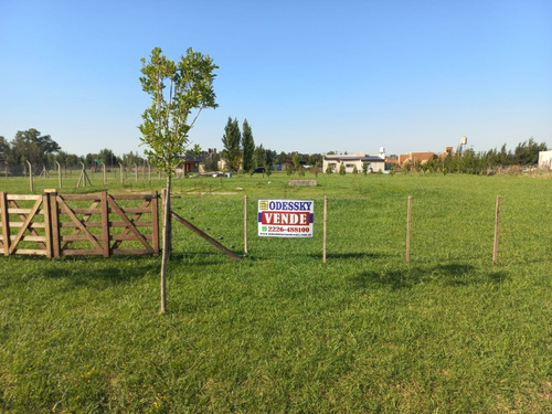 Imagen 3 de 9 de Lote Con Mejoras En Barrio De Quintas Los Fresnos Uribelarrea