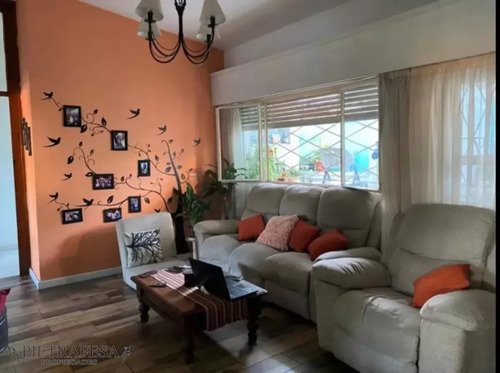 Casa En Venta, 4 Dormitorios, 3 Baños, Fondo Con Parrillero, Garaje, Av Gral Rivera, Malvin