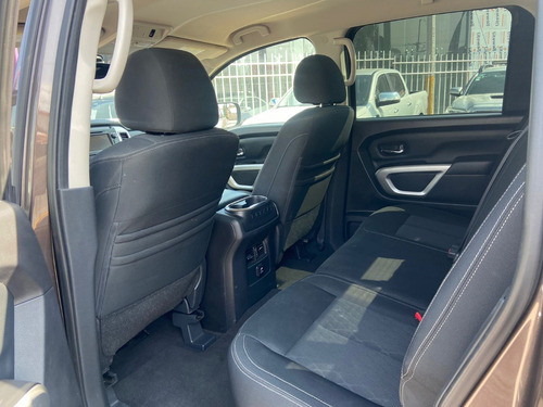 Nissan Titan 2018 Sv 4x4 V8 Aut Dob/cab Enganche $